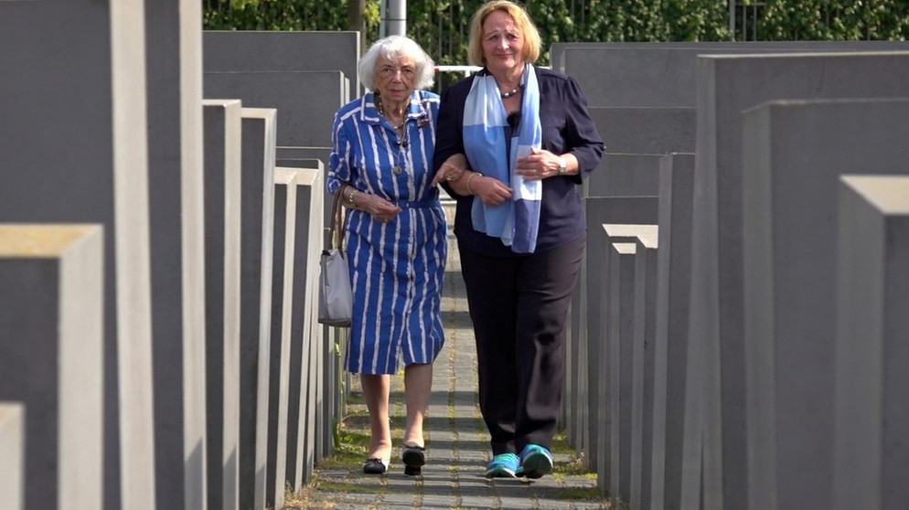 Antisemitische Gewalttaten nehmen kontinuierlich zu. Sabine Leutheusser-Schnarrenberger, Antisemitismus-Beauftragte des Landes Nordrhein-Westfalen sowie Mitglied des Bayerischen Verfassungsgerichtshofes, treibt die Frage um, wie der Antisemitismus couragiert und erfolgreich bekämpft werden kann. Auf einer Reise durch Deutschland sucht sie im generationsübergreifenden Dialog Ideen und Antworten. Im Bild, von links: Holocaust-Überlebende Margot Friedländer und Sabine Leutheusser-Schnarrenberger. | Bildquelle: BR/Alex Goldgraber