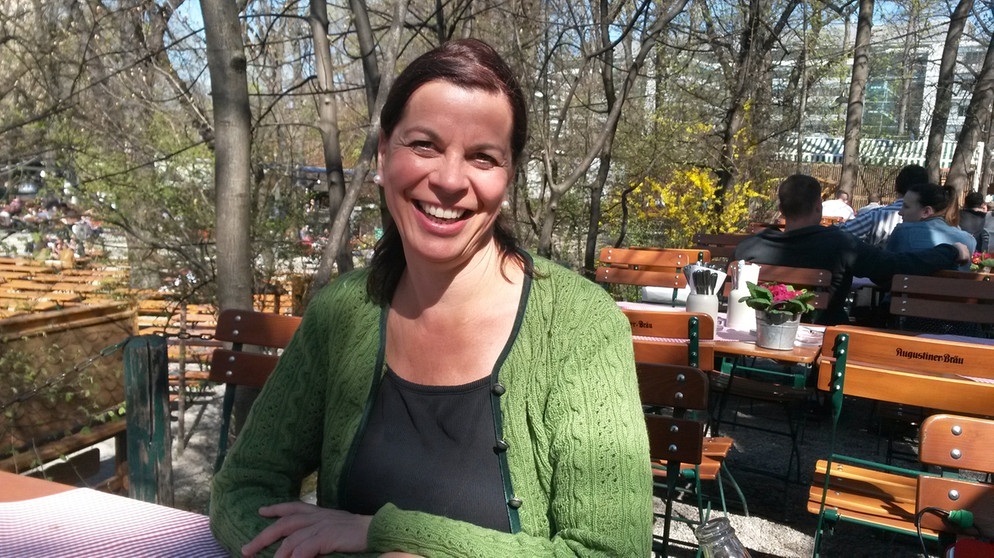 Arbeitspause - Traudi Siferlinger bei einer Drehpause im Biergarten. | Bildquelle: BR/Georg Antretter