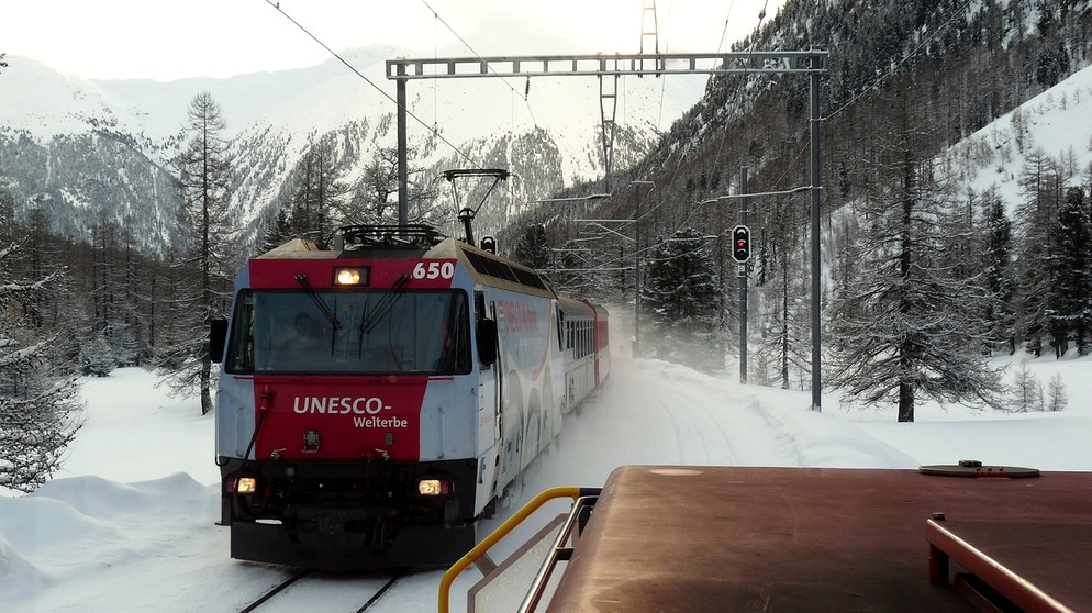 Die Rhätische Bahn in der Landschaft Albula/Bernina ist seit 2008 Weltkulturerbe. | Bildquelle: BR/SWR/Burkhard Kreisel