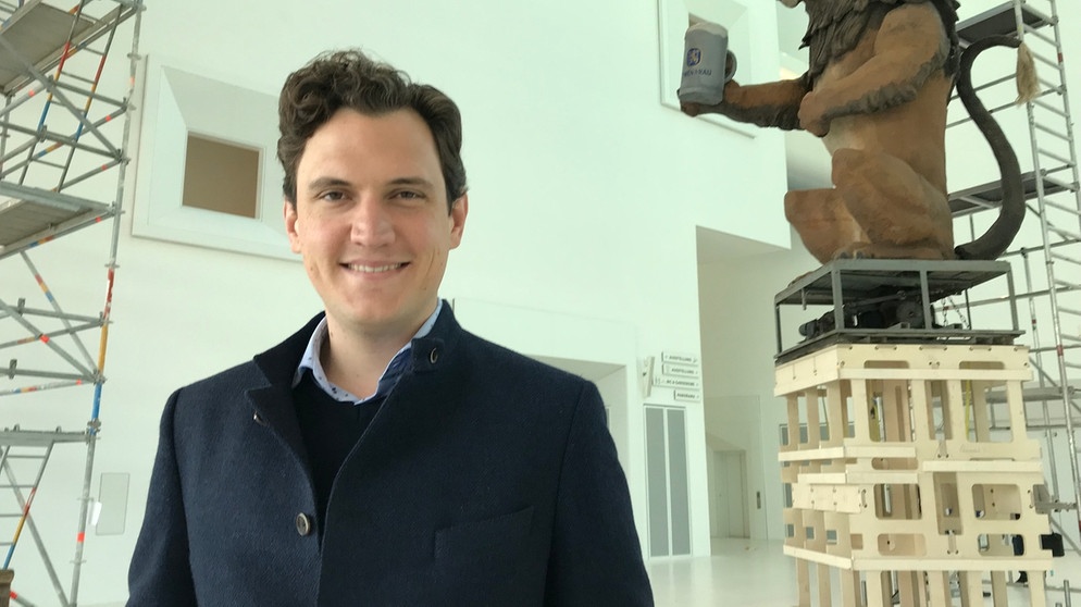 Der BR-Moderator und Presenter Maximilian Maier vor einem zentralen Ausstellungsstück im neuen Museum der Bayerischen Geschichte in Regensburg. | Bildquelle: BR/Steffi Illinger