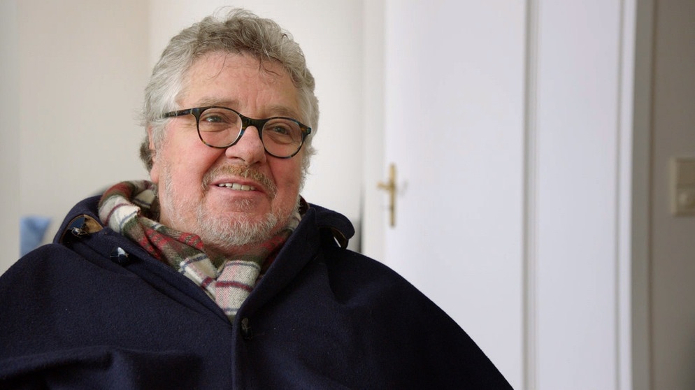 Michael Schanze in der Wohnung, in der er aufgewachsen ist. | Bildquelle: BR/Christian Meckel