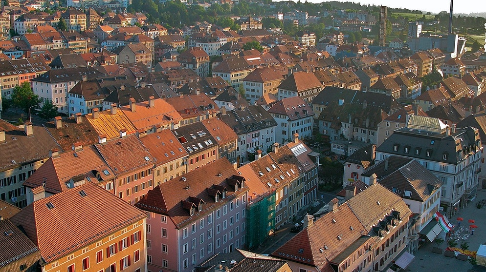 La Chaux-de-Fonds mit seinem für die Schweiz einzigartigen schachbrettartigen Stadtbild gilt als Wiege der Uhrmacherei weltweit und als Jugendstil-Hochburg der Schweiz. | Bildquelle: BR/SWR