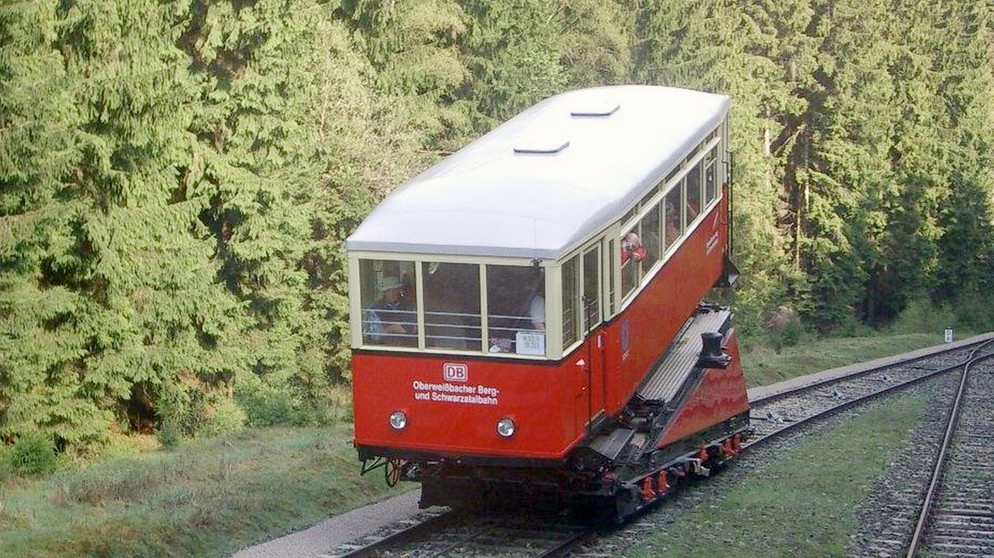 Seit Mitte der 60er Jahre werden auf der Güterbühne mit diesem Wagen hauptsächlich Personen befördert. | Bildquelle: BR/SWR/Alexander Schweitzer
