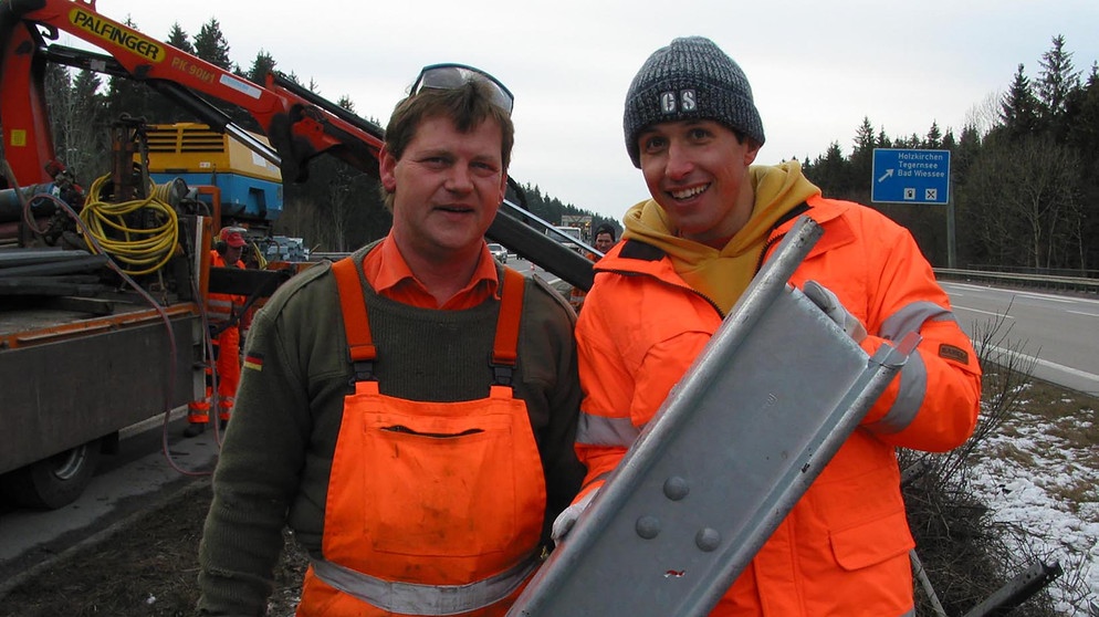 Willi und Andreas mit Stahlschutzplanken. Willi beschäftigt sich heute mit den Menschen, die helfen, dass der Verkehr auf den Autobahnen ungehindert rollt. | Bildquelle: BR/megaherz gmbh