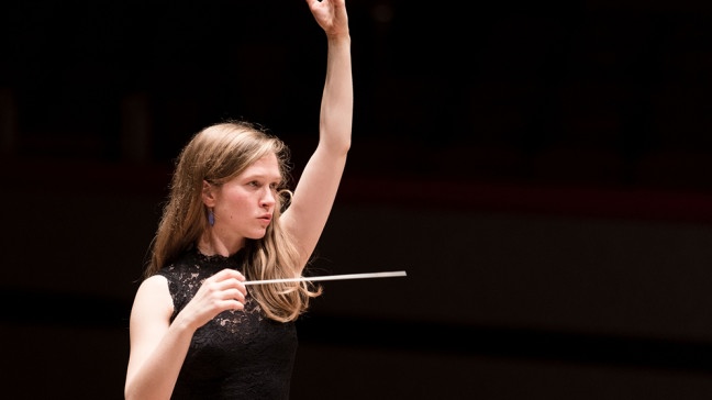 Die litauische Dirigentin Mirga Grazinyte-Tyla dirigiert erstmals das BR-Symphonieorchester. Auf dem Programm steht neben Beethovens Leonoren-Ouvertüre, Weinbergs hochexpressive Zweite Symphonie und ein Klavierkonzert von Mozart mit dem Pianisten Francesco Piemontesi. | Bildquelle: Ben Ealovega
