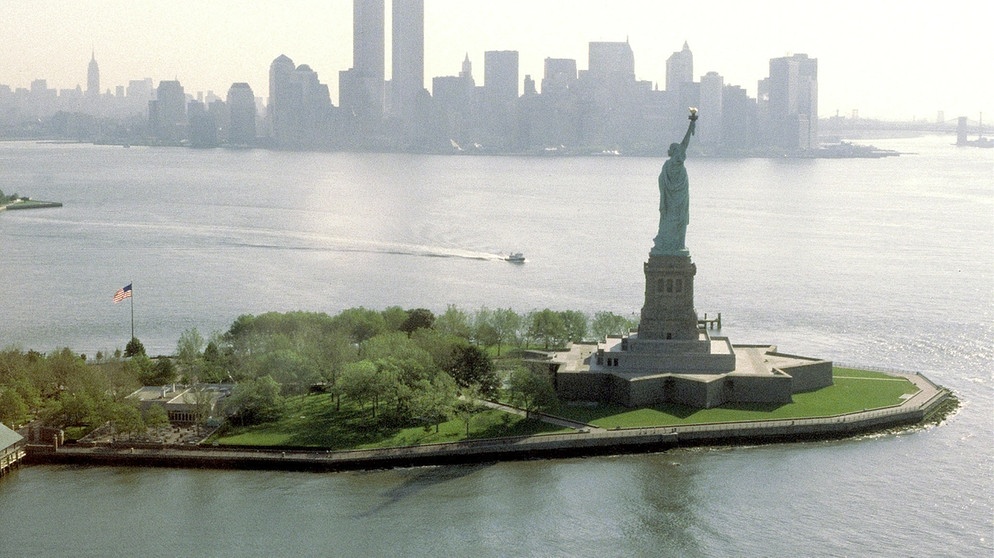 Liberty Island mit der Freiheitsstatue, im Hintergrund Manhatten. | Bildquelle: BR/SWR