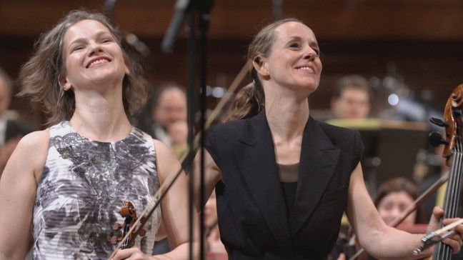 Die Geigerin Hilary Hahn (links) und die Cellistin Sol Gabetta nehmen nach dem Konzert den Applaus entgegen. | Bildquelle: BR