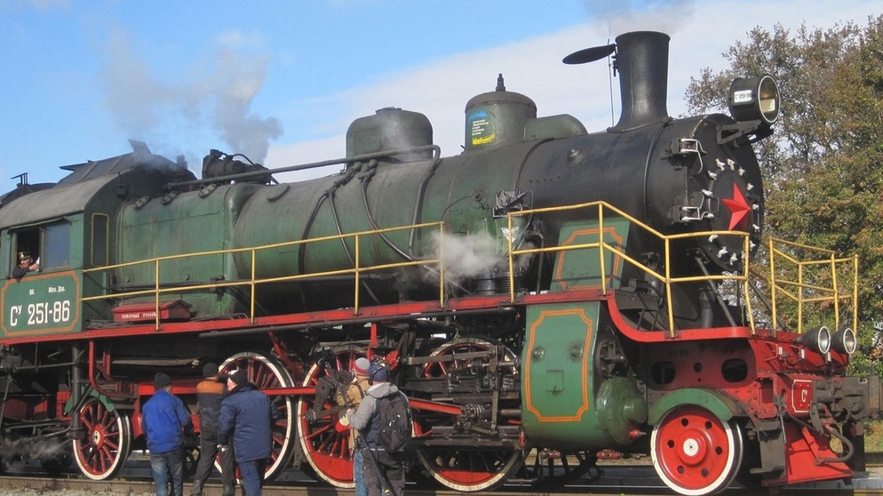 Im Provinzbahnhof Ladyschyn mitten in der Zentralukraine beginnt ein mehrtägiges Bahnabenteuer. Über zweieinhalbtausend Mal wurde im sowjetischen Nischni Nowgorod die Baureihe SU hergestellt. Nur vier Exemplare sind heute noch betriebsfähig. | Bildquelle: BR/SWR