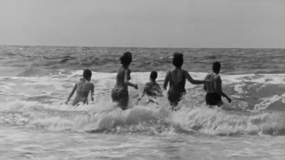 Luftzubringer München - Nordsee 1962. Nach Ankunft auf Sylt: erstmal ins Wasser. | Bildquelle: BR