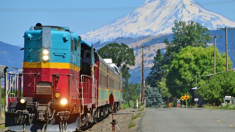 Kurzer Zwischenhalt an einem Weingut – Oregon ist nach Kalifornien eine der wichtigsten Weinbauregionen der USA – im Hintergrund ist diesmal der Mount Adams zu sehen. Ebenfalls ein Vulkan, er liegt schon im Bundesstaat Washington. | Bildquelle: BR/SWR