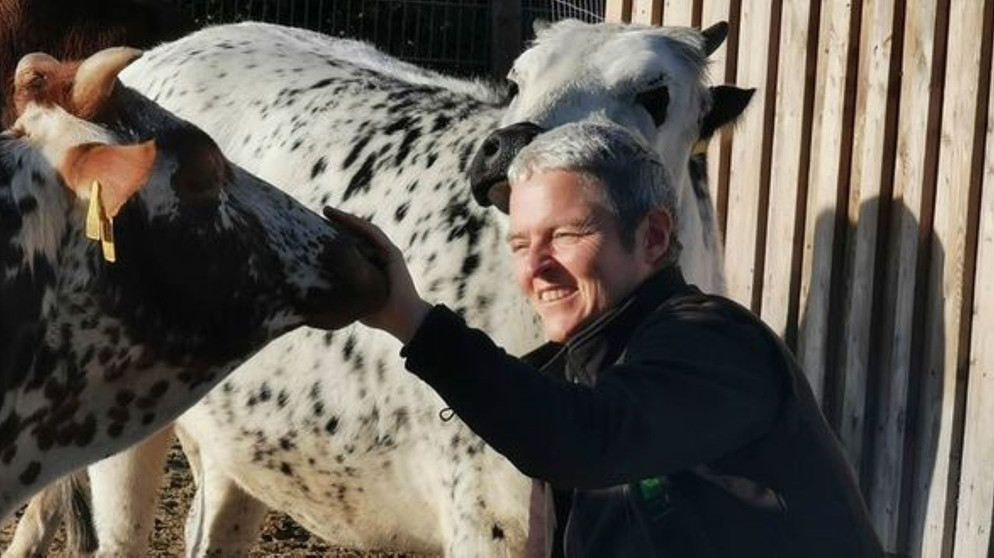 Tierärztin Bianca Reith hat in Fulda mit viel Herzblut einen einzigartigen Mensch-Tier-Begegnungszoo aufgebaut. Hier sollen Menschen sowohl Nutztiere wie auch exotischere Tiere intensiver kennenlernen. | Bildquelle: BR/HR