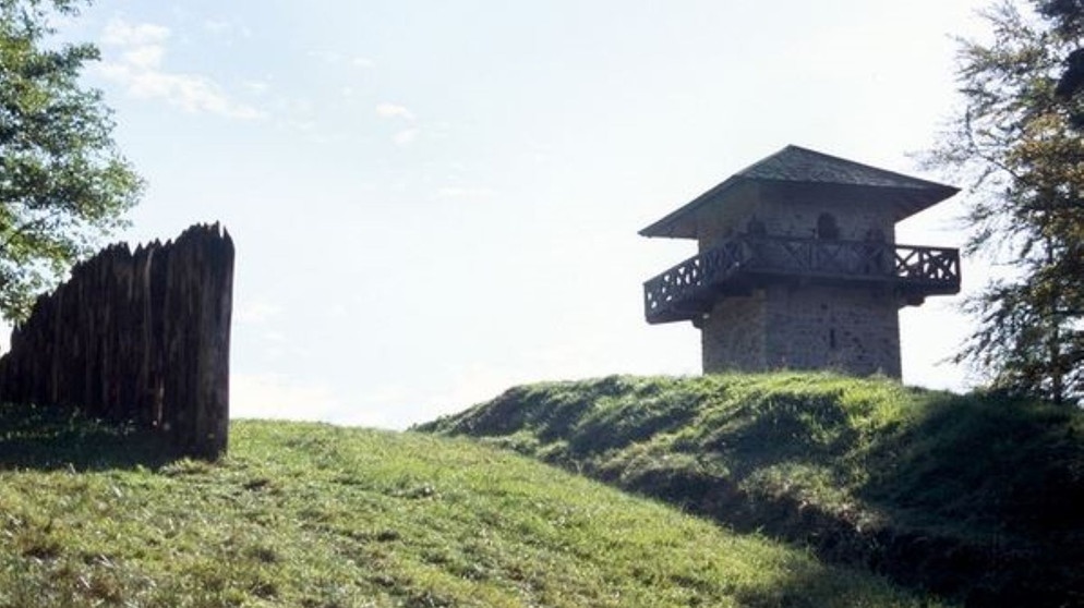 Heidenbuckel bei der Ortschaft Grab, Turm. | Bildquelle: BR/SWR