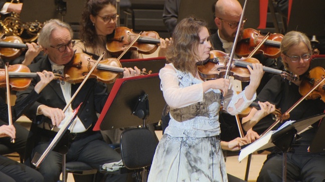 Patricia Kopatchinskaja spielt mit dem Philharmonia Orchestra London. | Bildquelle: BR