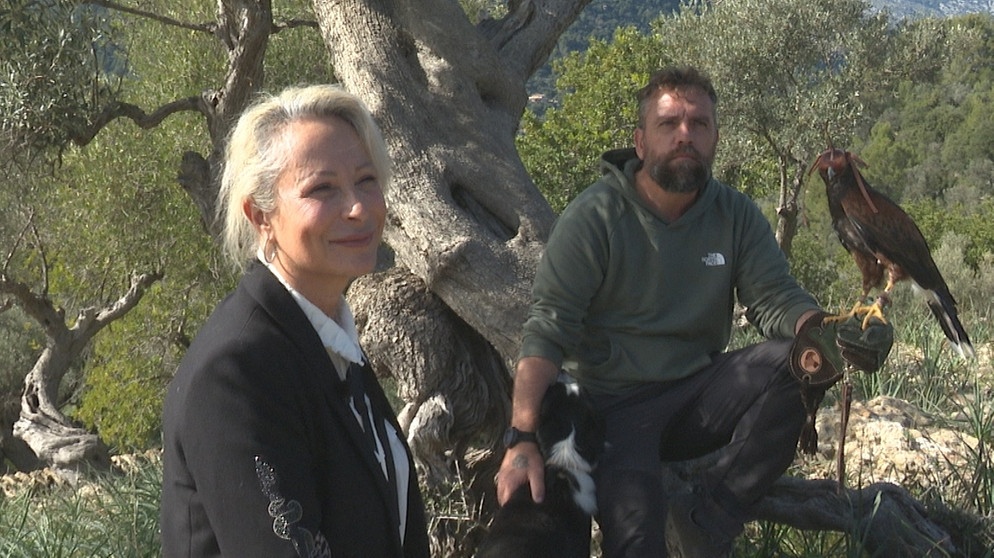 Archaisch und wild: Rita-Graciela Werner mit Ex-Model und Falkner Jaume Coll Bennasar. | Bildquelle: BR/Alex Goldgraber