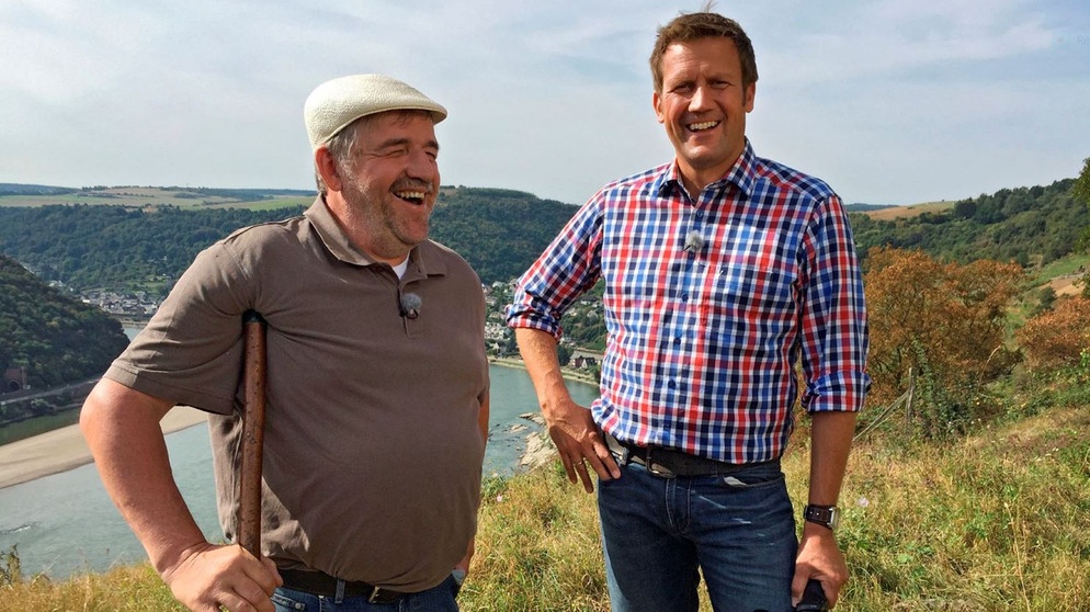 Moderator Jens Hübschen (rechts) zusammen mit Kulturlandwirt Bernd Merscher in Steilhang bei Oberwesel. | Bildquelle: BR/SWR/Paul Weber