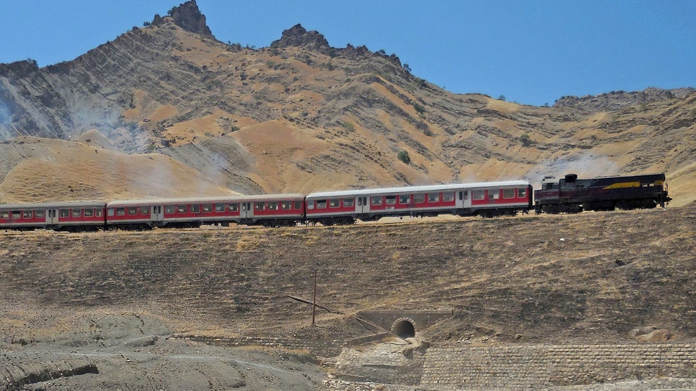 Durchs Tal des Flusses Dez – einer der landschaftlich schönsten Abschnitte der Transiranischen Eisenbahn. | Bildquelle: BR/SWR/Alexander Schweitzer