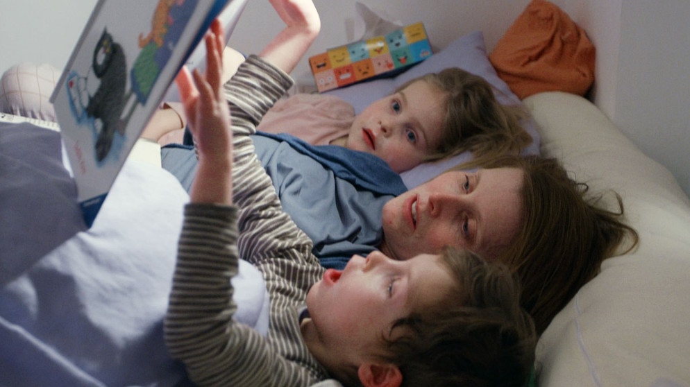 Bald hat auch Mama Feierabend - Bettina bringt ihre beiden Töchter Rosa und Greta ins Bett. | Bildquelle: BR/MDR/Kirsten Kofahl