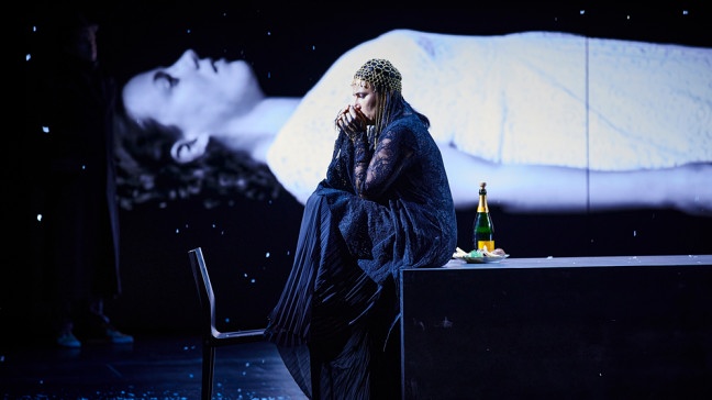 Proserpina (Almerija Delic) und Euridice (Julia Grüter, im Video). | Bildquelle: Staatstheater Nürnberg/Ludwig Olah