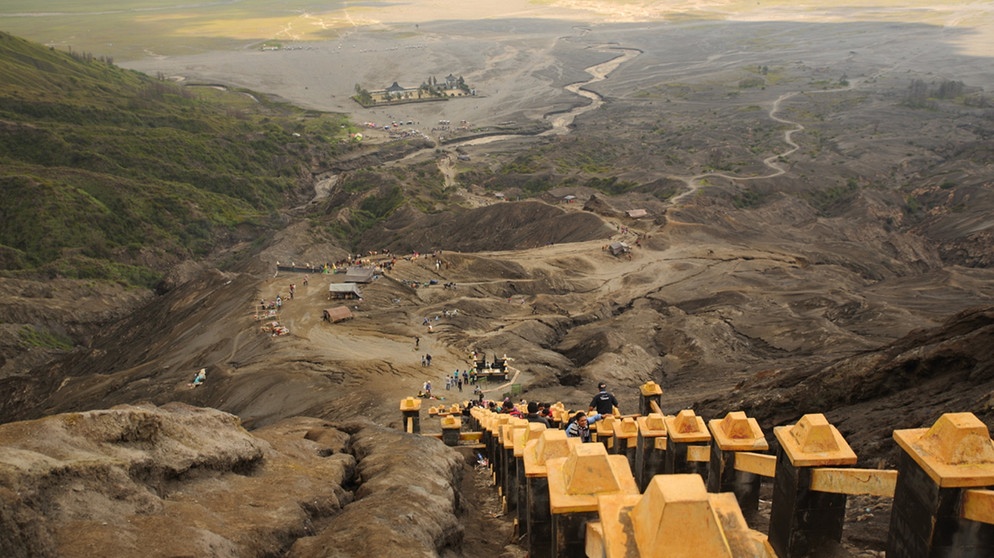 Aufstieg auf den Mt. Bromo. | Bildquelle: BR/NDR/Sebastian Sievert