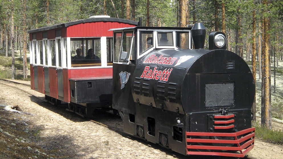 Eine als Dampflok verkleidete Diesellok fährt auf den Gleisen einer ehemaligen Grubenbahn durch den Märchenwald von Finnlands kleinstem Nationalpark Rokua. | Bildquelle: BR/SWR/Susanne Mayer-Hagmann