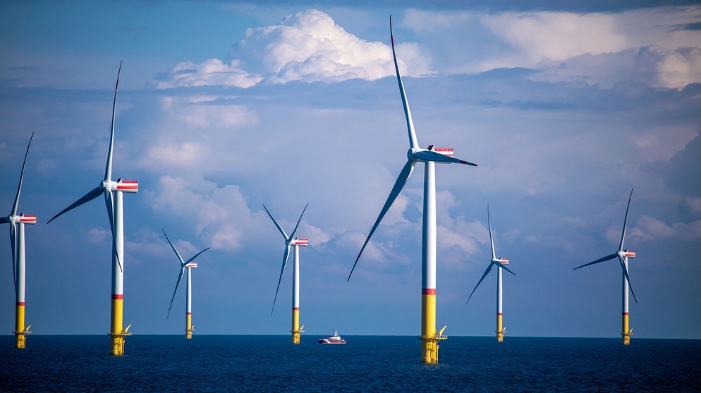 Ein Arbeitsschiff bringt Monteure zu Windrädern, die in der Ostsee zwischen den Inseln Rügen und Bornholm (Dänemark) stehen. | Bildquelle: dpa-Bildfunk/Jens Büttner
