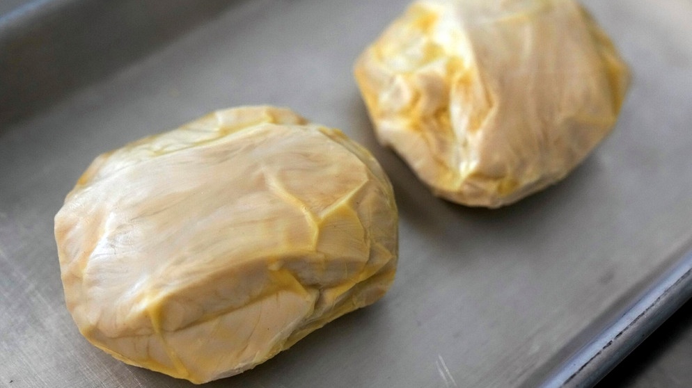 Stücke von Good Meat kultiviertem Hühnerfleisch im Büro von Eat Just in Alameda, Kalifornien. In den USA darf zum ersten Mal im Labor gezüchtetes Fleisch verkauft werden. | Bildquelle: dpa-Bildfunk/Jeff Chiu