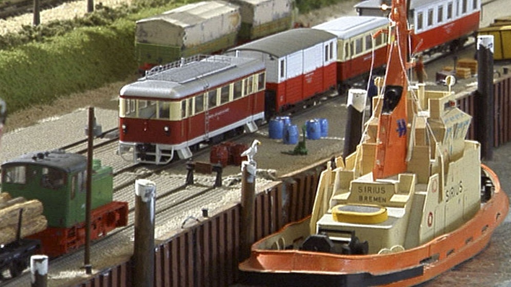 Modell 1:87: Mit Anschluß auf die Inseln Langeoog und Spiekeroog: der Bäderzug in Bensersiel. | Bildquelle: BR/SWR