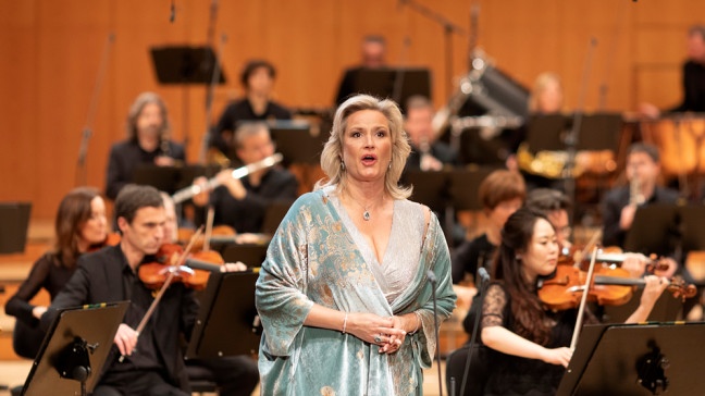 Die aus Finnland stammende Sopranistin Camilla Nylund mit dem Symphonieorchester des Bayerischen Rundfunks unter der Leitung von Karina Canellakis. | Bildquelle: BR