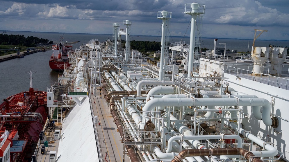 Lubmin: Das LNG-Verarbeitungsschiff «Neptune» liegt am LNG-Terminal im Industriehafen. Bei der mehr als 280 Meter langen «Neptune» handelt es sich um eine FSRU (Floating Storage and Regasification Unit, auch LNG-Terminalschiff genannt). Diese Spezialschiffe können LNG aufnehmen, erwärmen und gasförmig machen.  | Bildquelle: dpa-Bildfunk/Stefan Sauer