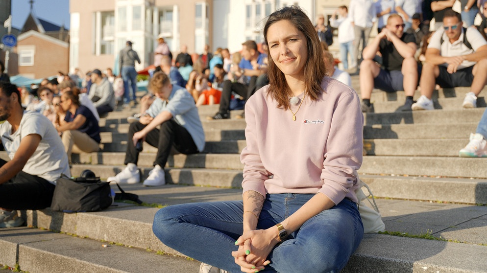 Reporterin Sophie fragt, warum sollten wir weiter so viel und hart arbeiten wie unsere Eltern und Großeltern?nd | Bildquelle: BR/Radio Bremen/Pascal Gabrecht