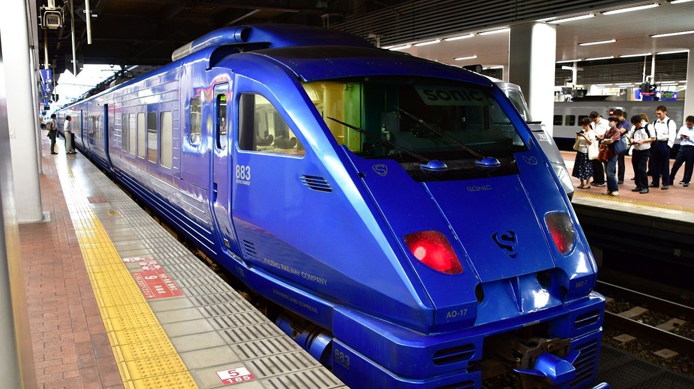 Ein Expresszug in Hakata Station - neben den Shinkansen Hochgeschwindigkeitszügen gibt es ein großes ganz Japan umspannendes Netz von Eisenbahnen in der Spurweite 1067 Millimeter. | Bildquelle: SWR