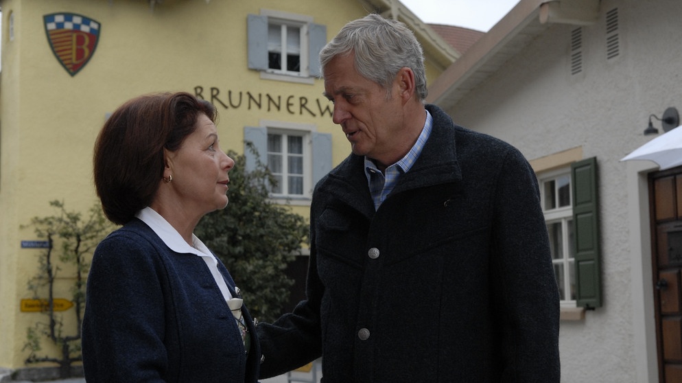 Rosi hat eine Überraschung für Joseph. Von links: Rosi Kirchleitner (Brigitte Walbrun) und Joseph Brunner (Wilhelm Manske). | Bildquelle: BR/Marco Orlando Pichler