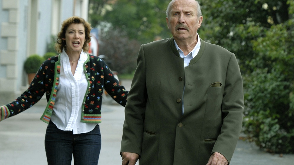 Nach einem missglückten Besuch von Franz bei den Brunners versucht Maria den alten Kirchleitner zu beruhigen. Von links: Maria (Daniela März) und Franz Kirchleitner (Anton Pointecker). | Bildquelle: BR/Marco Orlando Pichler