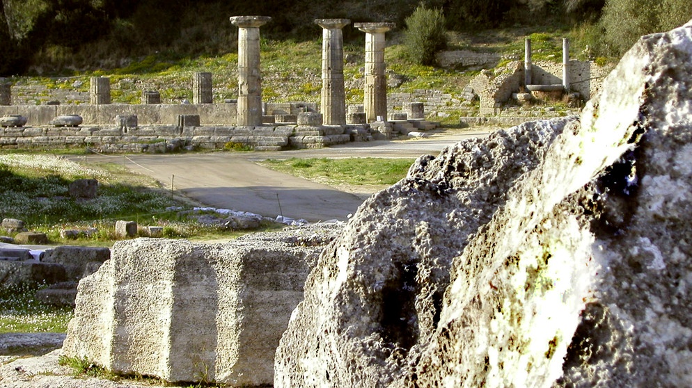 Blick vom Zeustempel auf den Tempel der Hera. | Bildquelle: BR/SWR/Kreisel