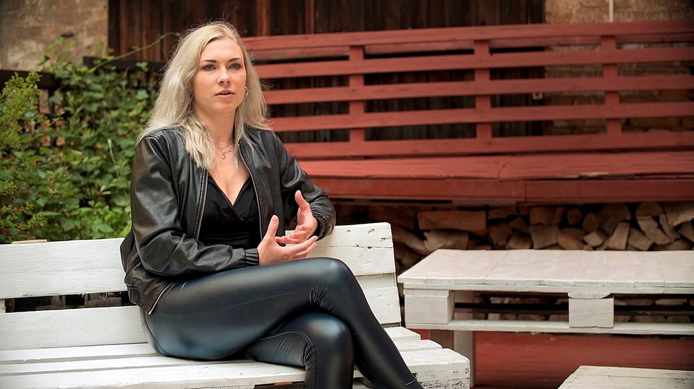 Sophie Hauenherm. Die Tänzerin saß nach einer Schockdiagnose im Rollstuhl, Palucca-Schülerin, ursprünglich aus Leipzig. "Wir suchten nach Dingen, die wir noch nicht haben. Und keiner fragt sich, was er schon hat, sondern alle denken darüber nach, was sie noch mehr wollen. (Und quasi ist Glück so eine Art Festlegung. Ich bin glücklich, wenn ich das und das habe, wenn ich das und das kann, wenn ich so bin.) Und niemand fragt sich aber, was habe ich schon, was mein Glück definiert?" | Bildquelle: BR/MDR/SAXONIA Entertainment/Mathias Müller