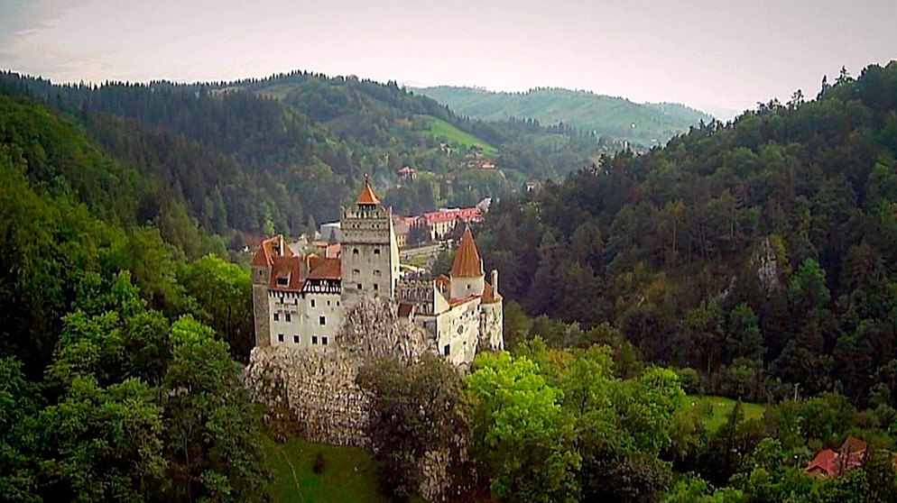 Transsilvanien ist eine Gegend voller Mythen und Sagen. Bram Stoker setzte dem grausamen Fürsten Vlad III. Drăculeae, bekannt als Vlad, der Pfähler, mit seinen Dracula-Romanen ein Denkmal. Dessen Schloss im Städtchen Bran wurde so zum Pilgerort für Vampir-Fans aus aller Welt. | Bildquelle: BR/WDR