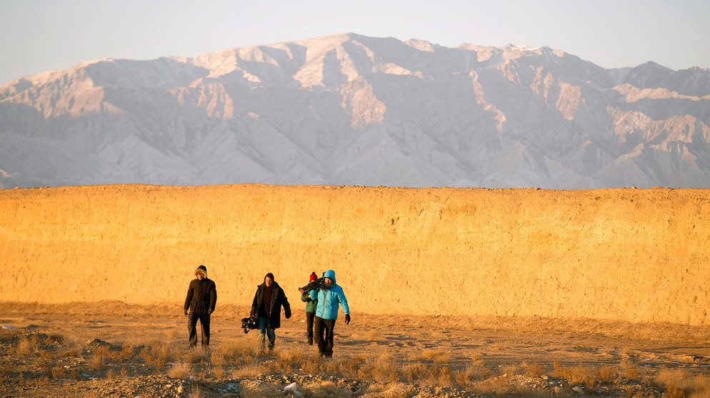 Die Mauer als Erdwall in der Provinz Gansu. | Bildquelle: BR/NDR/Mathias Magg
