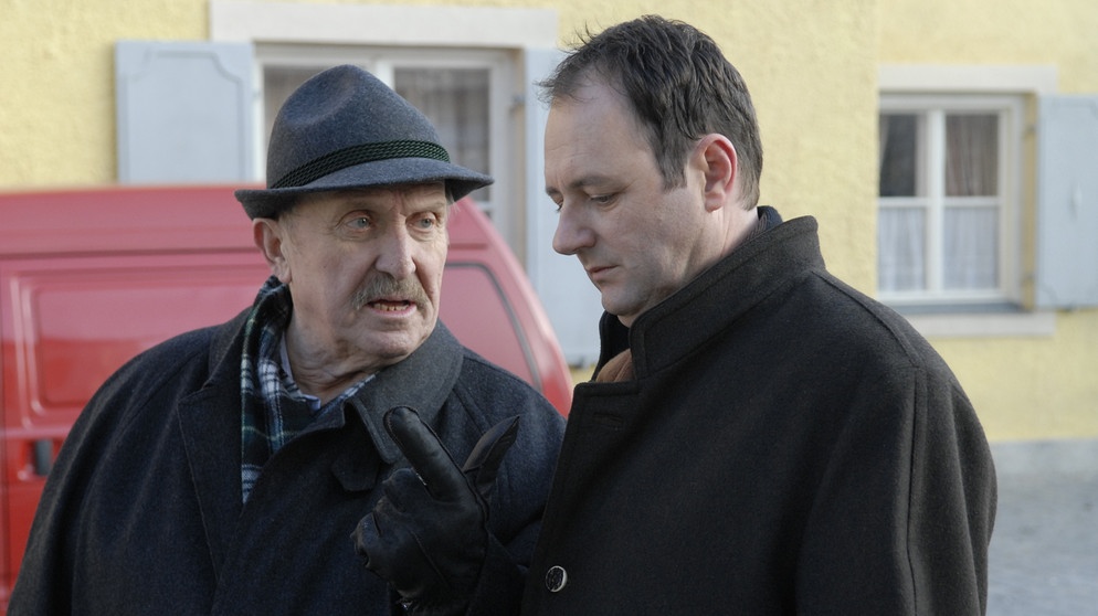 Franz bespricht mit Hubert den Wahlkampf. Von links: Franz (Anton Pointecker) und Hubert Kirchleitner (Bernhard Ulrich). | Bildquelle: BR/Marco Orlando Pichler