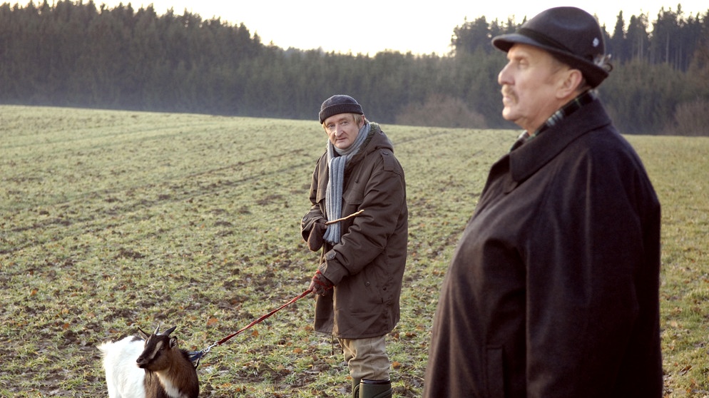 Franz trifft Xaver mit Frau Gregor auf dem Vorderacker. Von links: Xaver (Michael Schreiner) und Franz Kirchleitner (Anton Pointecker). | Bildquelle: BR/Marco Orlando Pichler
