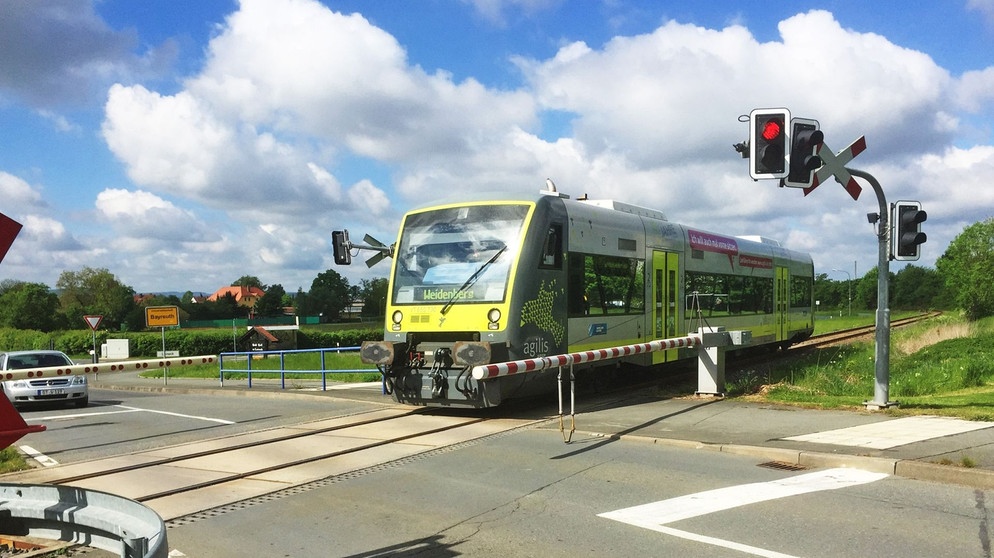 Die einzige Strecke, die von den sieben Stichbahnen ins Fichtelgebirge noch befahren ist, führt von Bayreuth nach Weidenburg – rund 23 km. | Bildquelle: BR/SWR/Susanne Mayer-Hagmann