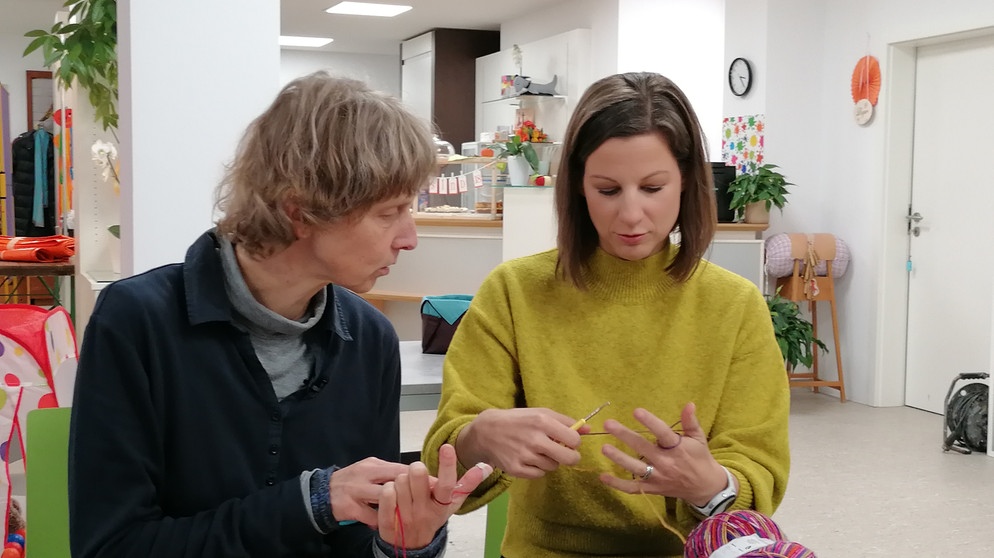 Irene Esmann (links) im Gespräch mit Andrea Königsberger, Leiterin der Kreativwerkstatt im Generationenhaus Kaufbeuren. | Bildquelle: BR/Brigitte Kornberger