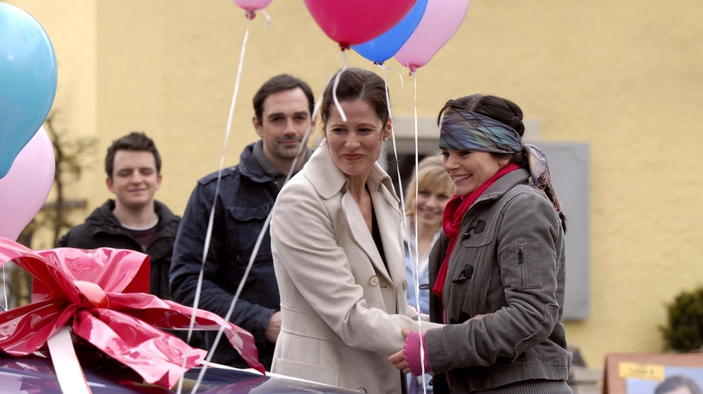 Saskia bekommt ihre Geburtstagsüberraschung. Von links: Florian Brunner (Tommy Schwimmer), Mike Preissinger (Harry Blank), Annalena (Heidrun Gärtner) und Saskia Brunner (Joyce Ilg). | Bildquelle: BR/Marco Orlando Pichler