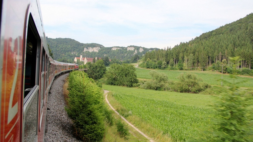 Das Kloster Beuron ist eine der Touristen-Attraktionen im Oberen Donautal, die man bequem per Zug erreichen kann. | Bildquelle: BR/SWR/Emanuel Königer/Oliver Mayer