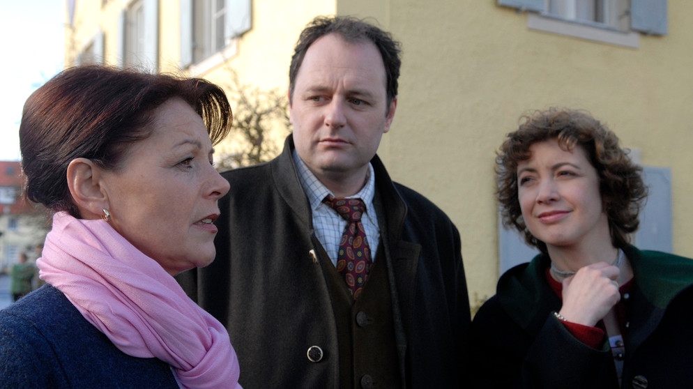 Rosi hat das Gefühl, Hubert sei mit dem Amt des Bürgermeisters überfordert. Von links: Rosi (Brigitte Walbrun), Hubert (Bernhard Ulrich) und Maria Kirchleitner (Daniela März). | Bildquelle: BR/Marco Orlando Pichler
