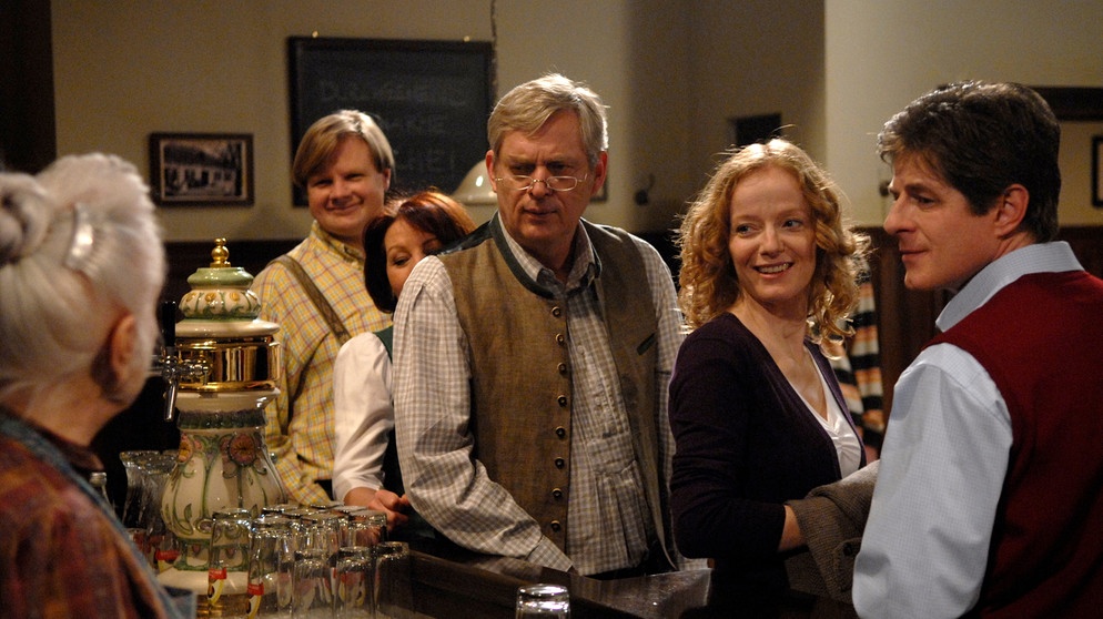 Joseph schwört alle auf das Theaterspiel gegen Johann Lobmeyer ein. Von links: Theresa (Ursula Erber), Max Brunner (Michael A. Grimm), Rosi Kirchleitner (Brigitte Walbrun), Joseph Brunner (Wilhelm Manske), Burgl Ertl (Pippi Söllner) und Roland Bamberger (Horst Kummeth). | Bildquelle: BR/Marco Orlando Pichler