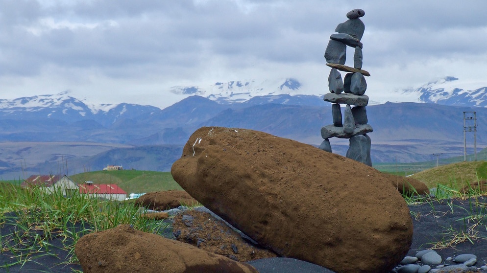Isländische Landschaft: Lavafelder, Weiden und schneebedeckte Berge und Gletscher prägen Island. | Bildquelle: BR/SWR/Burkhard Kreisel