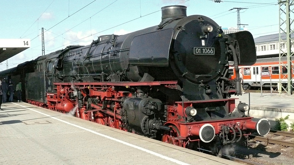 Die 01 1066 der Ulmer Eisenbahnfreunde zieht den Sonderzug von Nürnberg nach Wien. | Bildquelle: BR/SWR/Scheuble