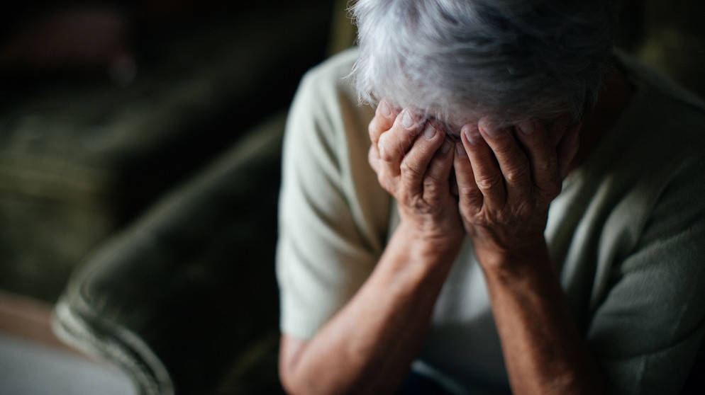 Eine Seniorin hält sich die Hände vors Gesicht. | Bildquelle: BR/Julia Müller
