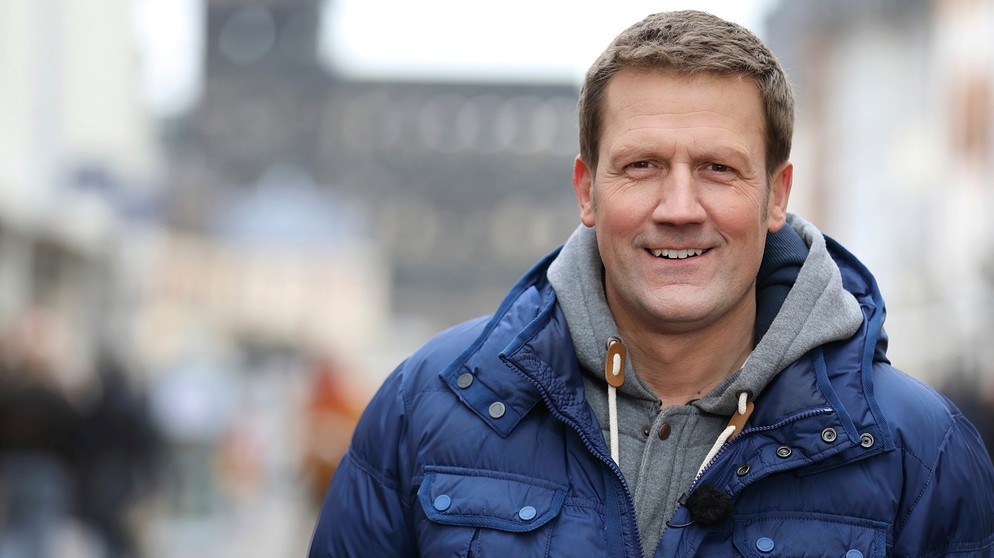 Trier: Moderator Jens Hübschen startet seine Tour vor dem Unesco-Welterbe der Porta Nigra, dem besterhaltenen römischen Stadttor Deutschlands. Trier, gegründet vor mehr als 2000 Jahren als "Augusta Treverorum", beansprucht den Titel als "älteste Stadt Deutschlands". | Bildquelle: BR/SWR/Thomas Keck