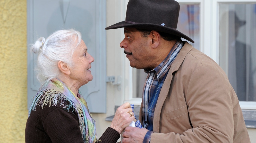 Theresa und Ted haben eine Geschäftsidee. Von links: Theresa Brunner (Ursula Erber) und Ted (Günther Kaufmann). | Bildquelle: BR/Marco Orlando Pichler
